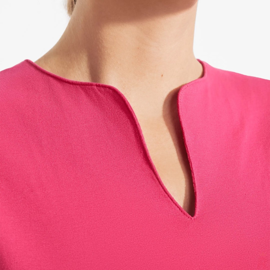 Camiseta Básica Entallada Abertura V Mujer BELICE